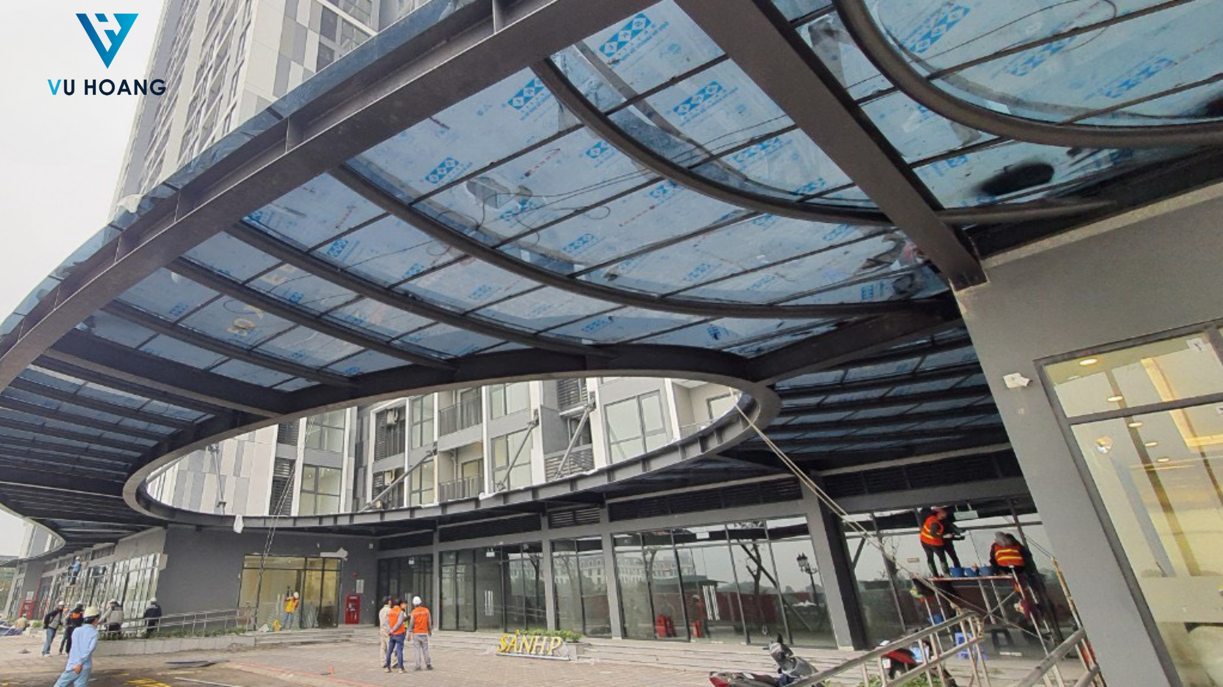 Sảnh mái vinhome từ polycarbonate ghi xám
