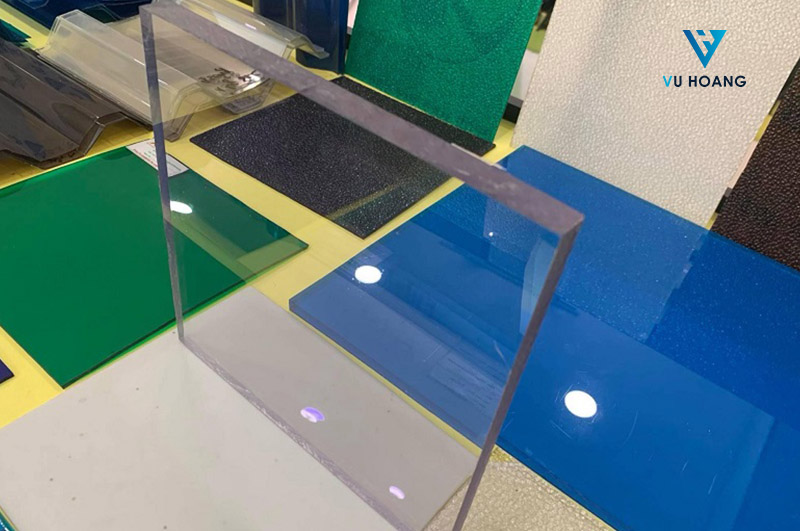 Tấm Lấy Sáng Polycarbonate Đặc Không Màu - Giải Pháp Truyền Sáng 90%