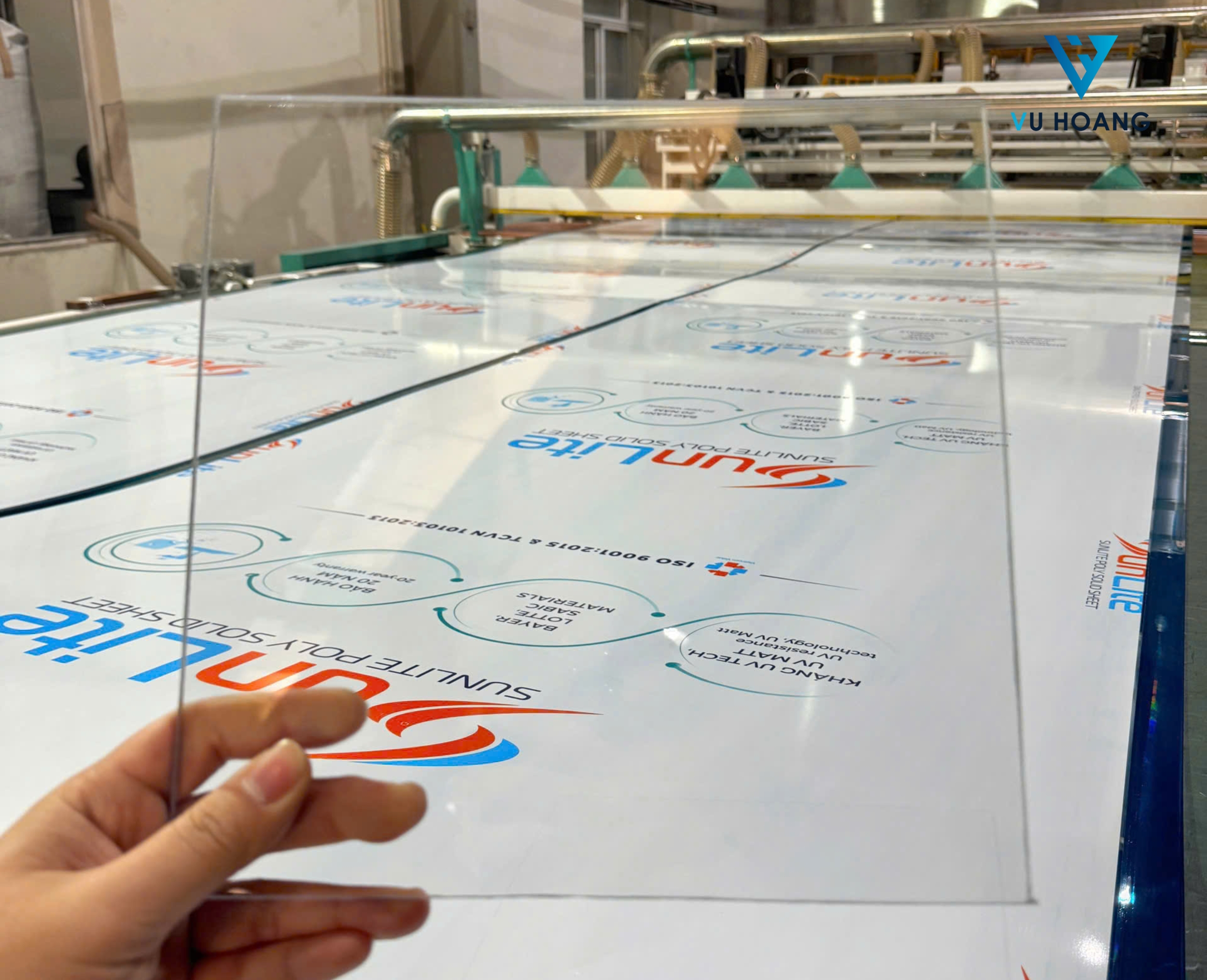 Tấm Polycarbonate m&agrave;u trắng trong
